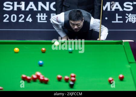 SHANGHAI, 18 luglio 2024 -- il cinese Ding Junhui gareggia durante i quarti di finale contro l'inglese Ronnie o'Sullivan al World Snooker Shanghai Masters 2024 a Shanghai, Cina orientale, 18 luglio 2024. (Xinhua/Wang Xiang) Foto Stock