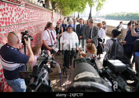 La dottoressa Salayha Ahsan, che ha perso il padre durante la pandemia di COVID-19, parla ai media mentre la BMA si unisce al TUC e alle famiglie Covid-19 per la giustizia al Covid Memorial Wall di Londra per rispondere alla pubblicazione del primo rapporto della UK Covid-19 Inquiry. Data foto: Giovedì 18 luglio 2024. Foto Stock