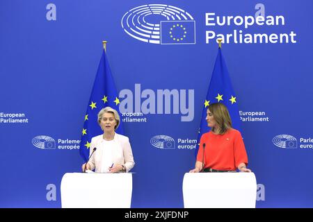 Strasburgo, Francia. 18 luglio 2024. Ursula von der Leyen (L) partecipa a una conferenza stampa con la presidente del Parlamento europeo Roberta Metsola dopo essere stata rieletta presidente della Commissione europea presso la sede del Parlamento europeo a Strasburgo, in Francia, il 18 luglio 2024. Giovedì il Parlamento europeo ha approvato l'offerta di von der Leyen per un secondo mandato quinquennale come presidente della Commissione europea. Crediti: Zhao Dingzhe/Xinhua/Alamy Live News Foto Stock