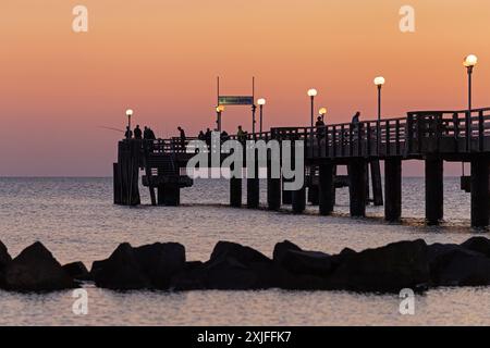 Postincandescenza, molo, sagome, lampade, Mar Baltico, Wustrow, Fischland, Meclemburgo-Pomerania occidentale, Germania Foto Stock