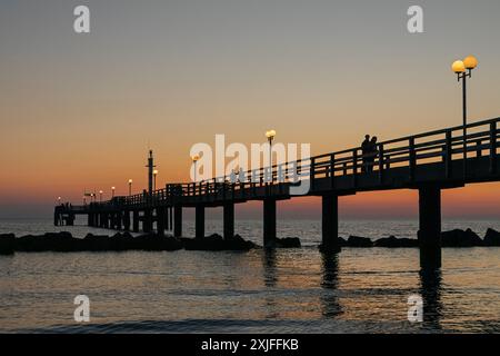 Postincandescenza, molo, sagome, lampade, Mar Baltico, Wustrow, Fischland, Meclemburgo-Pomerania occidentale, Germania Foto Stock