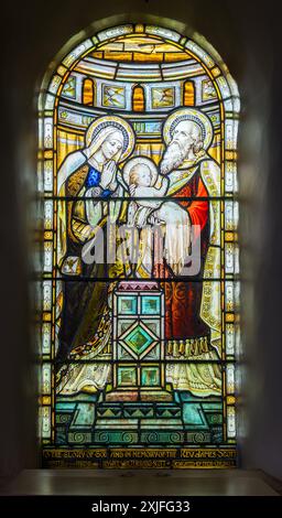 Vetrate colorate religiose raffiguranti Gesù bambino, Vergine Maria e Jospeh, Dirleton Church, East Lothian, Scozia, Regno Unito Foto Stock