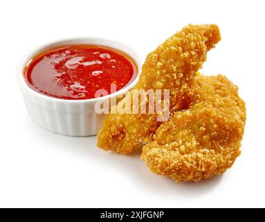 strisce di filetti di pollo impanati fritti e salsa al peperoncino dolce isolata su sfondo bianco Foto Stock