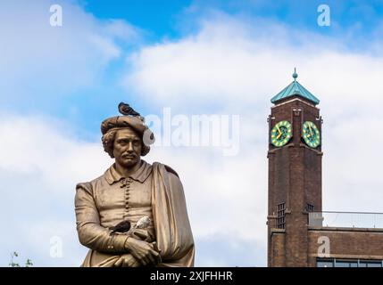 Amsterdam, Paesi Bassi - 12 giugno 2019: Vista diurna della statua di Rembrandt in Piazza Rembrandt ad Amsterdam, Paesi Bassi. Foto Stock