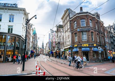 Amsterdam, Paesi Bassi - 12 giugno 2019: Vista diurna sulla strada in Piazza Rembrandt ad Amsterdam, Paesi Bassi. Foto Stock