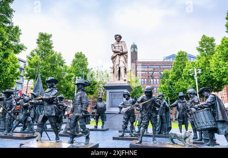 Amsterdam, Paesi Bassi - 12 giugno 2019: Vista diurna della statua di Rembrandt e una rappresentazione in bronzo del suo dipinto più famoso, la Guardia di notte, in Foto Stock