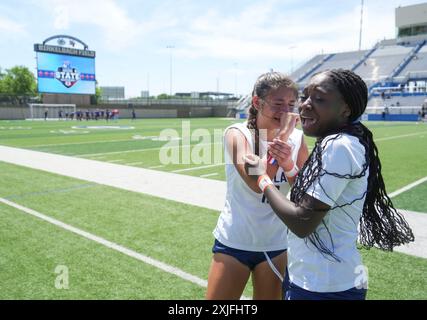 I giocatori di Katy Seven Lakes mostrano emozioni dopo aver vinto la partita durante la semifinale del torneo di calcio femminile delle scuole superiori. ©Bob Daemmrich Foto Stock
