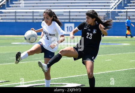 Katy Seven Lakes n. 5 Maria Castro e Samantha Tover di Prosper si battono per il pallone durante la semifinale del torneo di calcio delle scuole superiori. ©Bob Daemmrich Foto Stock