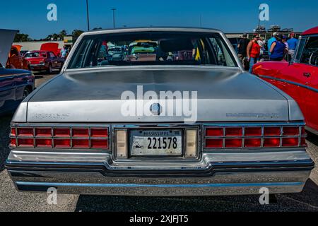 Gulfport, MS - 01 ottobre 2023: Vista posteriore ad alta prospettiva di una Pontiac Parisienne Brougham del 1986 in una mostra di auto locale. Foto Stock