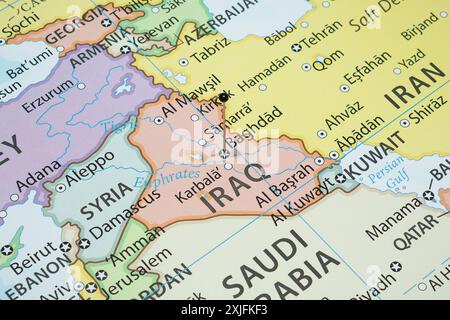 Avvicinati a una città di Baghdad con una spilla nera sulla mappa politica del paese iracheno Foto Stock