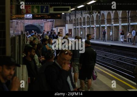 LONDRA - 1 LUGLIO 2024: Binario della stazione della metropolitana di Notting Hill sulle linee del quartiere e della circolare. Foto Stock