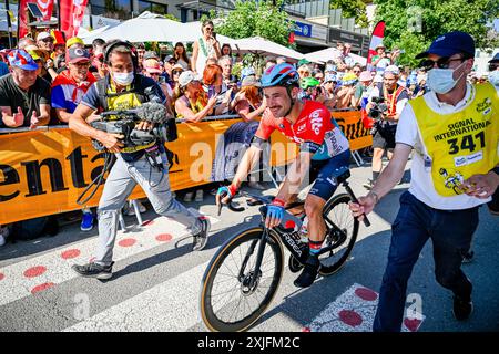 Barcelonnette, Francia. 18 luglio 2024. Il belga Victor Campenaerts di lotto Dstny festeggia dopo aver vinto la 18a tappa del Tour de France 2024, da Gap a Barcelonnette (179, 5 km), in Francia, giovedì 18 luglio 2024. La 111a edizione del Tour de France inizia sabato 29 giugno e si concluderà a Nizza, in Francia, il 21 luglio. BELGA PHOTO TOM GOYVAERTS credito: Belga News Agency/Alamy Live News Foto Stock