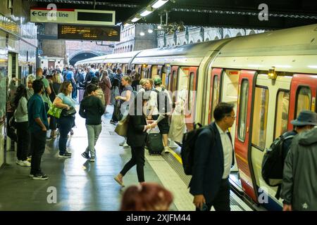 LONDRA - 1 LUGLIO 2024: Binario della stazione della metropolitana di Notting Hill sulle linee del quartiere e della circolare. Foto Stock