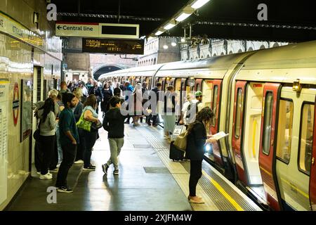 LONDRA - 1 LUGLIO 2024: Binario della stazione della metropolitana di Notting Hill sulle linee del quartiere e della circolare. Foto Stock