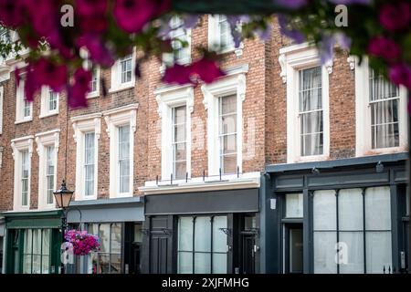 Londra - strada di appartamenti sopra negozi commerciali e uffici nel centro di Londra Foto Stock