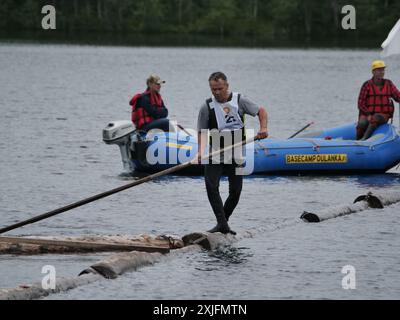 La competizione dei taglialegna a Käylä. Kuusamo, Finlandia 2024. Il concorso include maratona di tronchi, rotolamento, balene di tronco e rafting sui boscaioli. Foto Stock