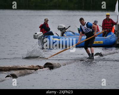 La competizione dei taglialegna a Käylä. Kuusamo, Finlandia 2024. Il concorso include maratona di tronchi, rotolamento, balene di tronco e rafting sui boscaioli. Foto Stock