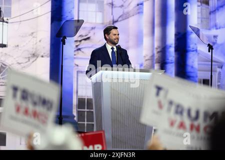 Milwaukee, Stati Uniti. 17 luglio 2024. J.D. Vance parla durante la Convention nazionale repubblicana a Milwaukee, Wisconsin, negli Stati Uniti, il 17 luglio 2024. J.D. Vance, senatore dello stato dell'Ohio e autore del libro di memorie "Hillbilly Elegy", mercoledì sera accettò la nomina a vicepresidente alla Convention nazionale repubblicana in corso a Milwaukee, Wisconsin. Crediti: Li Rui/Xinhua/Alamy Live News Foto Stock