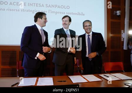 Roma, Italia. 18 luglio 2024. Fabrizio Palermo di ACEA con Stefano Berrese, Mauro Micillo di intesa San Paolo presentano lÕaccordo di ACEA, intesa San Paolo per il riuso delle acque Roma, Italia Ñ Gioved“ 18 luglio 2024 - Cronaca - (foto di Cecilia Fabiano/LaPresse) ACEA, intesa San Paolo accordo per il riutilizzo dell'acqua Roma, Italia - giovedì 17 luglio 2024 - News - (foto di Cecilia Fabiano/LaPresse) crediti: LaPresse/Alamy Live News Foto Stock