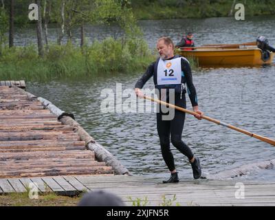 La competizione dei taglialegna a Käylä. Kuusamo, Finlandia 2024. Il concorso include maratona di tronchi, rotolamento, balene di tronco e rafting sui boscaioli. Foto Stock