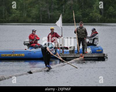 La competizione dei taglialegna a Käylä. Kuusamo, Finlandia 2024. Il concorso include maratona di tronchi, rotolamento, balene di tronco e rafting sui boscaioli. Foto Stock