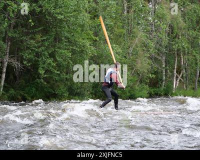 La competizione dei taglialegna a Käylä. Kuusamo, Finlandia 2024. Il concorso include maratona di tronchi, rotolamento, balene di tronco e rafting sui boscaioli. Foto Stock