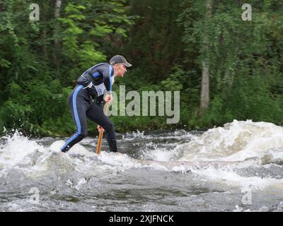 La competizione dei taglialegna a Käylä. Kuusamo, Finlandia 2024. Il concorso include maratona di tronchi, rotolamento, balene di tronco e rafting sui boscaioli. Foto Stock