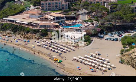 L'immagine datata luglio 2024 mostra gli ombrelloni sulla spiaggia di es Figueral a Ibiza. Foto Stock