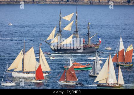 Dreimaster Etoile du Roy, Replica einer Fregatte der Korsaren von 1745, verwendet in zahlreichen Filmen wie Hornblower, Die drei Musketiere, Der Graf von Monte Christo und Napoleon, la grande Parade, Fahrt der Traditionssegler von Brest nach Douarnenez zuzm Abschluß der Fetes Maritimes 2024 a Brest, gesehen vom Fort des Capucins auf der Halbinsel Crozon nahe der Einfahrt in Die Bucht Rade de Brest, Gemeinde Roscanvel, Departement Finistere Penn-ar-Bed, Region Bretagne Breizh, Frankreich *** Etoile du Roy a tre alberi, replica di una fregata corsair del 1745, utilizzata in numerosi film come Horn Foto Stock