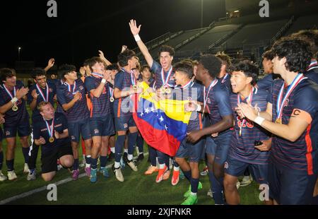 I giocatori dei Seven Lakes celebrano la vittoria del 2-1 sul Lewisville Flower Mound dopo una partita di campionato statale di calcio delle scuole superiori. ©Bob Daemmrich Foto Stock