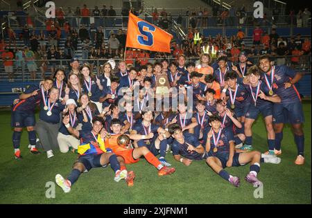 I giocatori dei Seven Lakes celebrano la vittoria del 2-1 sul Lewisville Flower Mound dopo una partita di campionato statale di calcio delle scuole superiori. ©Bob Daemmrich Foto Stock