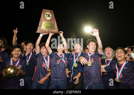 I giocatori dei Seven Lakes celebrano la vittoria del 2-1 sul Lewisville Flower Mound dopo una partita di campionato statale di calcio delle scuole superiori. ©Bob Daemmrich Foto Stock