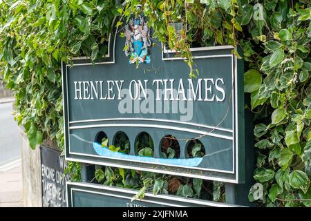 HENLEY ON THAMES, OXFORDSHIRE, Regno Unito - 14 LUGLIO 2024: Cartello Henley on Thames sul ponte Foto Stock