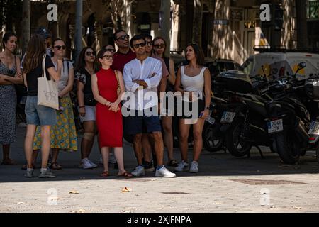 Barcellona, Catalogna, Spagna. 18 luglio 2024. Un gruppo di turisti all'ombra si affaccia su un edificio modernista unico lungo il Passeig de GraciÃ . La prima ondata di caldo dell'estate presenta avvisi di avvertimento in alcune regioni della Spagna. Temperature superiori a 40 gradi sono attese nella maggior parte delle regioni della Spagna meridionale. La città di Barcellona sta già vivendo un forte aumento del calore, soprattutto nelle aree aperte senza ombra. (Credit Image: © Paco Freire/SOPA Images via ZUMA Press Wire) SOLO PER USO EDITORIALE! Non per USO commerciale! Foto Stock