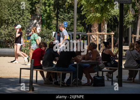 Barcellona, Catalogna, Spagna. 18 luglio 2024. Una famiglia ha visto ripararsi all'ombra a causa delle alte temperature. La prima ondata di caldo dell'estate presenta avvisi di avvertimento in alcune regioni della Spagna. Temperature superiori a 40 gradi sono attese nella maggior parte delle regioni della Spagna meridionale. La città di Barcellona sta già vivendo un forte aumento del calore, soprattutto nelle aree aperte senza ombra. (Credit Image: © Paco Freire/SOPA Images via ZUMA Press Wire) SOLO PER USO EDITORIALE! Non per USO commerciale! Foto Stock