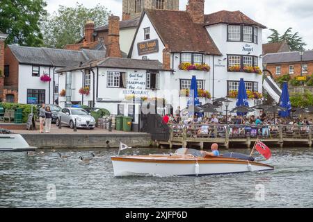 HENLEY SUL TAMIGI, OXFORDSHIRE, Regno Unito - 14 LUGLIO 2024: Vista di Henley sul Tamigi dal fiume. Bella città inglese Foto Stock
