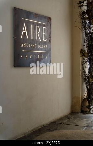 Siviglia, Spagna. 7 febbraio 2024 - Un cartello metallico per le antiche terme di Aire Foto Stock
