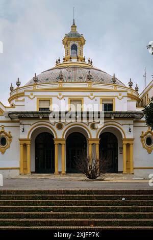 Siviglia, Spagna. 8 febbraio 2024 - Teatro lope de vega di siviglia, spagna, con una cupola e ingressi ad arco Foto Stock