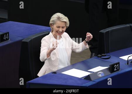 Strasburgo, Francia. 18 luglio 2024. Ursula von der Leyen festeggia dopo essere stata rieletta presidente della Commissione europea presso la sede del Parlamento europeo a Strasburgo, in Francia, il 18 luglio 2024. Giovedì il Parlamento europeo ha approvato l'offerta di von der Leyen per un secondo mandato quinquennale come presidente della Commissione europea. Crediti: Zhao Dingzhe/Xinhua/Alamy Live News Foto Stock