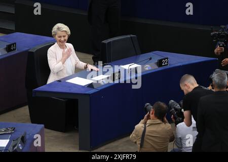 Strasburgo, Francia. 18 luglio 2024. Ursula von der Leyen festeggia dopo essere stata rieletta presidente della Commissione europea presso la sede del Parlamento europeo a Strasburgo, in Francia, il 18 luglio 2024. Giovedì il Parlamento europeo ha approvato l'offerta di von der Leyen per un secondo mandato quinquennale come presidente della Commissione europea. Crediti: Zhao Dingzhe/Xinhua/Alamy Live News Foto Stock