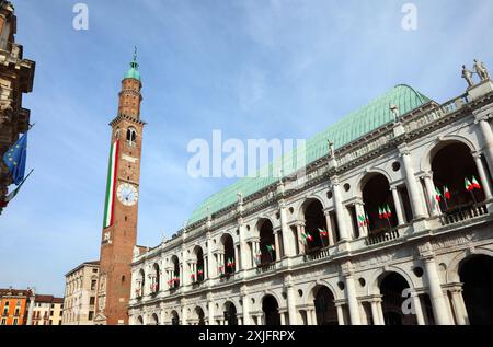 Vicenza, vi, Italia - 10 maggio 2024: Torre chiamata Torre Bissara, il monumento più famoso della città con la grande bandiera italiana Foto Stock