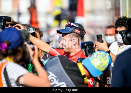 Barcelonnette, Francia. 18 luglio 2024. Il belga Victor Campenaerts di lotto Dstny festeggia dopo aver vinto la 18a tappa del Tour de France 2024, da Gap a Barcelonnette (179, 5 km), in Francia, giovedì 18 luglio 2024. La 111a edizione del Tour de France inizia sabato 29 giugno e si concluderà a Nizza, in Francia, il 21 luglio. BELGA PHOTO TOM GOYVAERTS credito: Belga News Agency/Alamy Live News Foto Stock