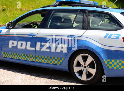 Treviso, TV, Italia - 25 maggio 2024: Auto della polizia italiana con grande testo bianco sulla strada Foto Stock