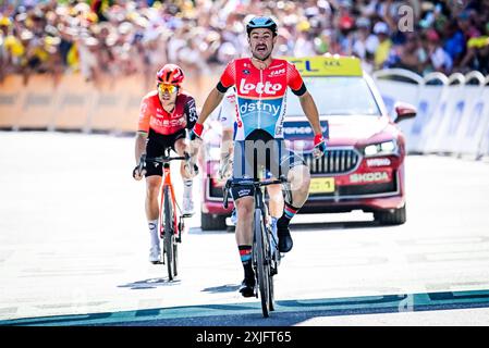 Barcelonnette, Francia. 18 luglio 2024. Il belga Victor Campenaerts di lotto Dstny festeggia dopo aver vinto la 18a tappa del Tour de France 2024, da Gap a Barcelonnette (179, 5 km), in Francia, giovedì 18 luglio 2024. La 111a edizione del Tour de France inizia sabato 29 giugno e si concluderà a Nizza, in Francia, il 21 luglio. BELGA PHOTO TOM GOYVAERTS credito: Belga News Agency/Alamy Live News Foto Stock