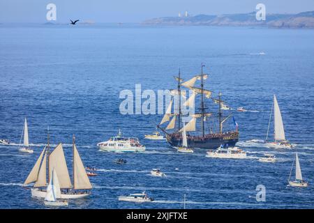 Dreimaster Etoile du Roy, Replica einer Fregatte der Korsaren von 1745, verwendet in zahlreichen Filmen wie Hornblower, Die drei Musketiere, Der Graf von Monte Christo und Napoleon, la grande Parade, Fahrt der Traditionssegler von Brest nach Douarnenez zuzm Abschluß der Fetes Maritimes 2024 a Brest, gesehen vom Fort des Capucins auf der Halbinsel Crozon nahe der Einfahrt in Die Bucht Rade de Brest, Gemeinde Roscanvel, Departement Finistere Penn-ar-Bed, Region Bretagne Breizh, Frankreich *** Etoile du Roy a tre alberi, replica di una fregata corsair del 1745 utilizzata in numerosi film come Hornblower Foto Stock