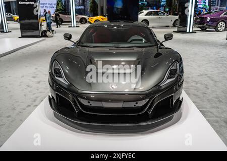 New York City, USA - 27 marzo 2024: Auto elettrica di lusso Rimac Nevera supercar al New York International Auto Show, vista frontale. Foto Stock