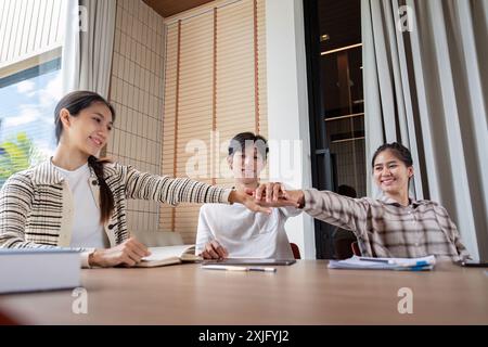 Gruppo di studenti diversi collaborazione nella Modern Study Room, impegnati in lavoro di squadra e discussioni accademiche Foto Stock