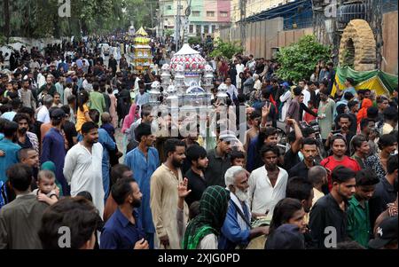 I musulmani sunniti partecipano alla processione di Taziya durante la processione religiosa per mostrare la loro devozione e il loro rispetto per la culla, ricordando i martiri di Karbala in occasione del martirio di Hazrat Imam Hussain (AS), nipote del Profeta Mohammad (PBUH) in occasione del 10° Muharram-ul-Haram, a Hyderabad il giovedì, 18 luglio 2024. Foto Stock