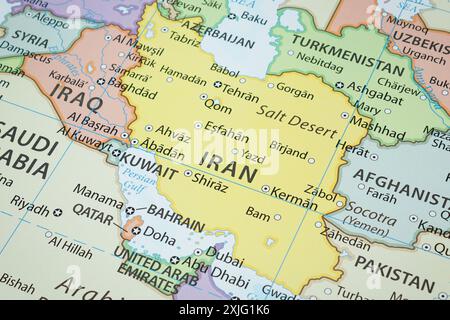 Primo piano su una mappa politica iraniana con le frontiere dei paesi e le città più importanti Foto Stock