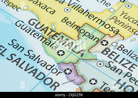 Primo piano su una mappa politica del Guatemala con le frontiere dei paesi e le città più importanti Foto Stock